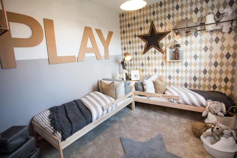 Neutrales Modernes Kinderzimmer mit Schlafplatz, Teppichboden, beigem Boden und bunten Wänden in Manchester