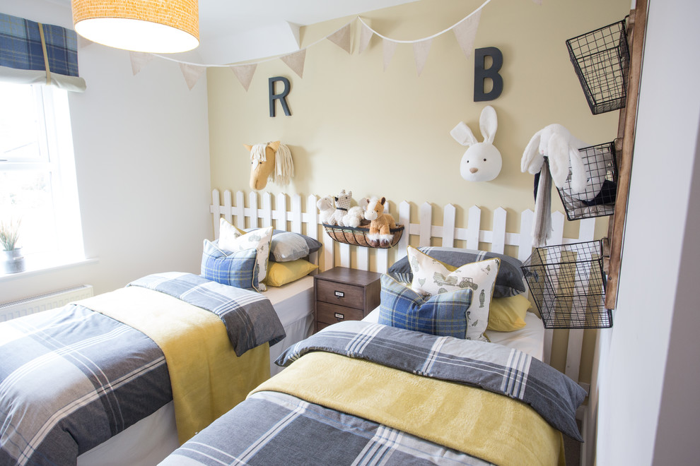 Foto på ett litet lantligt könsneutralt barnrum kombinerat med sovrum och för 4-10-åringar, med gula väggar