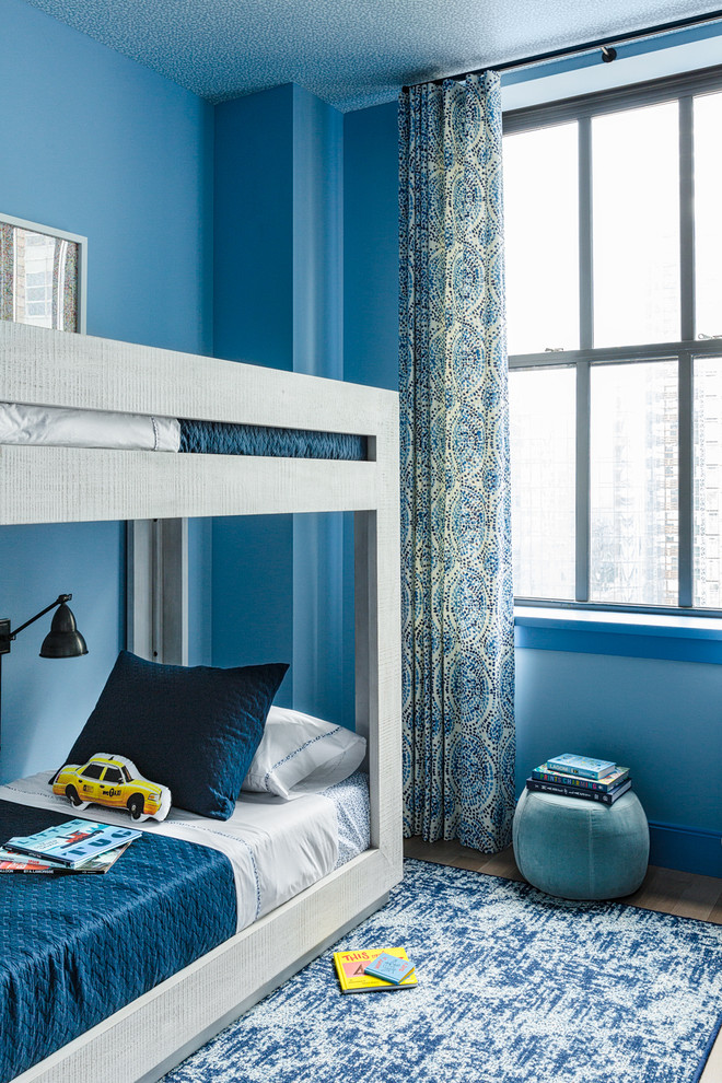 Inspiration för moderna pojkrum kombinerat med sovrum och för 4-10-åringar, med blå väggar