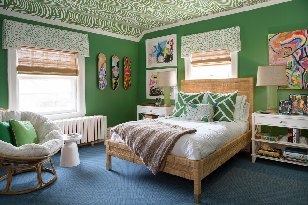 Cette image montre une chambre d'enfant bohème de taille moyenne avec un mur vert, moquette et un sol bleu.