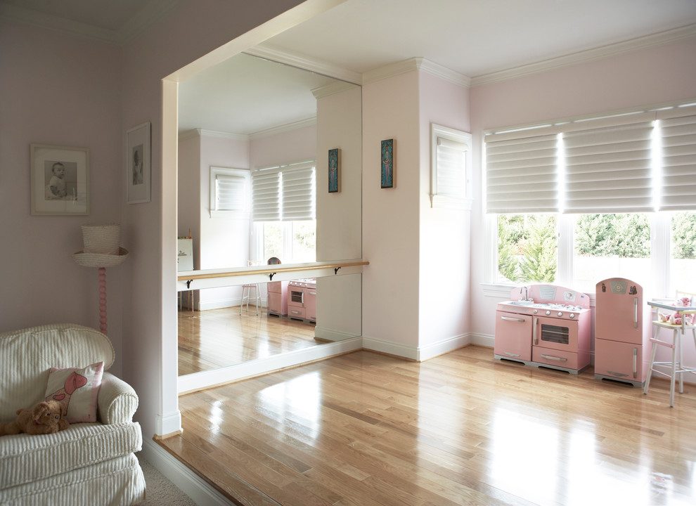 Пример оригинального дизайна: большая детская в классическом стиле с спальным местом и розовыми стенами для ребенка от 4 до 10 лет, девочки