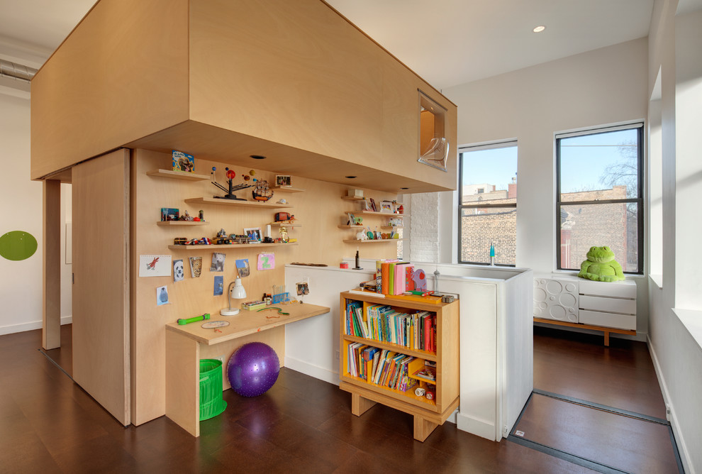Inredning av ett modernt könsneutralt barnrum kombinerat med skrivbord, med vita väggar