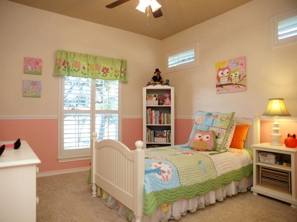 Kids' room - traditional kids' room idea in Austin
