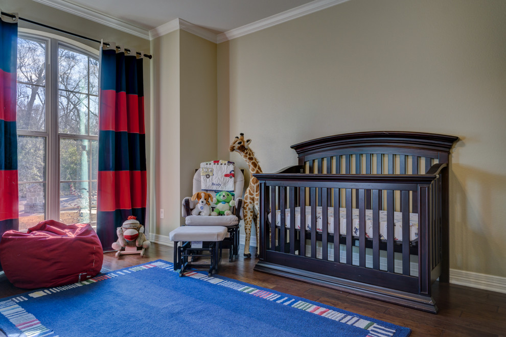 На фото: детская среднего размера в классическом стиле с спальным местом, бежевыми стенами и паркетным полом среднего тона для ребенка от 1 до 3 лет, мальчика с