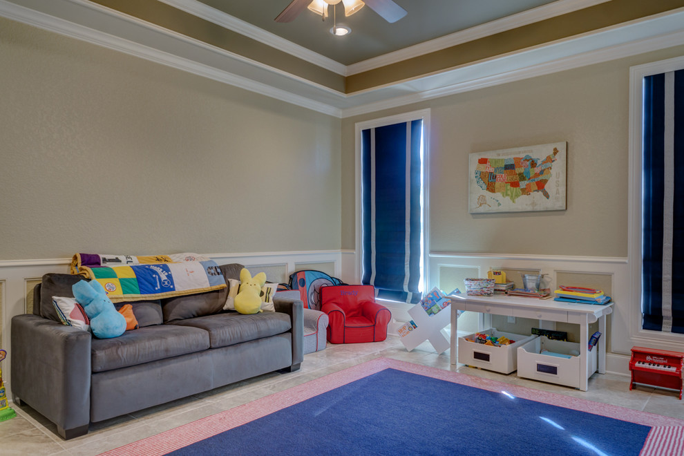 Ejemplo de dormitorio infantil de 4 a 10 años tradicional grande con paredes beige y suelo de baldosas de cerámica
