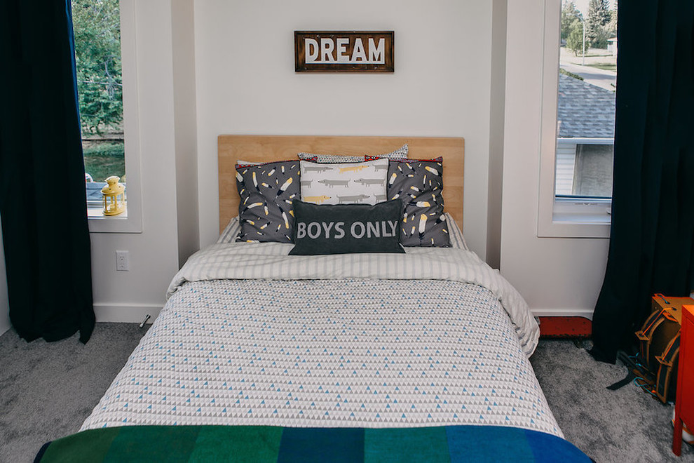 Esempio di una cameretta per bambini moderna di medie dimensioni con pareti bianche, moquette e pavimento grigio
