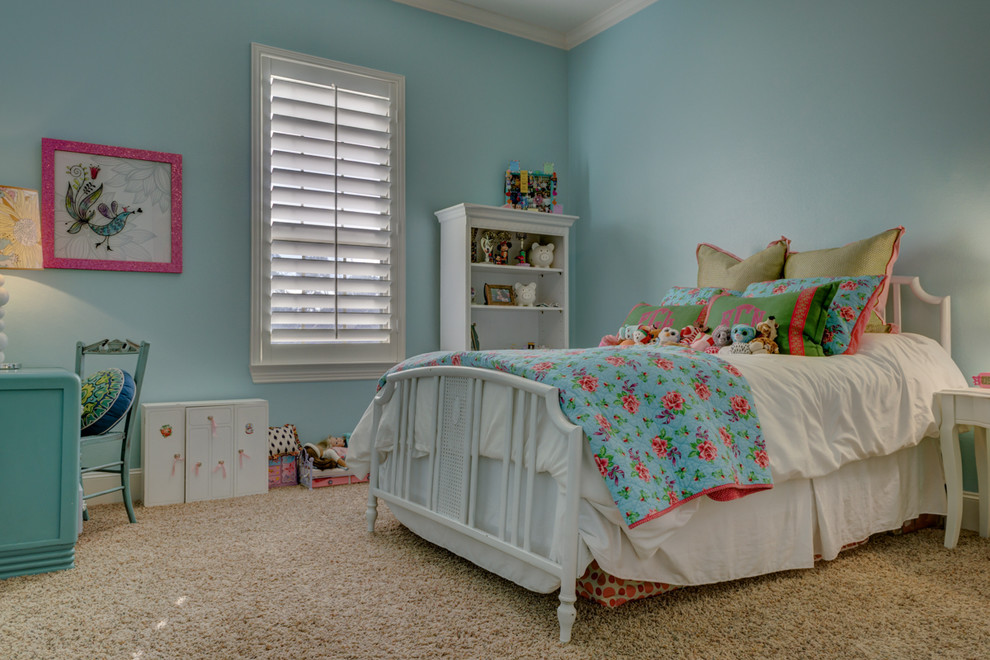 Inspiration for a mid-sized timeless girl carpeted kids' room remodel in Austin with blue walls