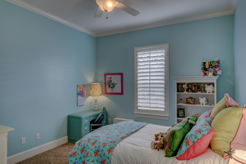 Réalisation d'une chambre d'enfant de 4 à 10 ans tradition de taille moyenne avec un mur bleu et moquette.