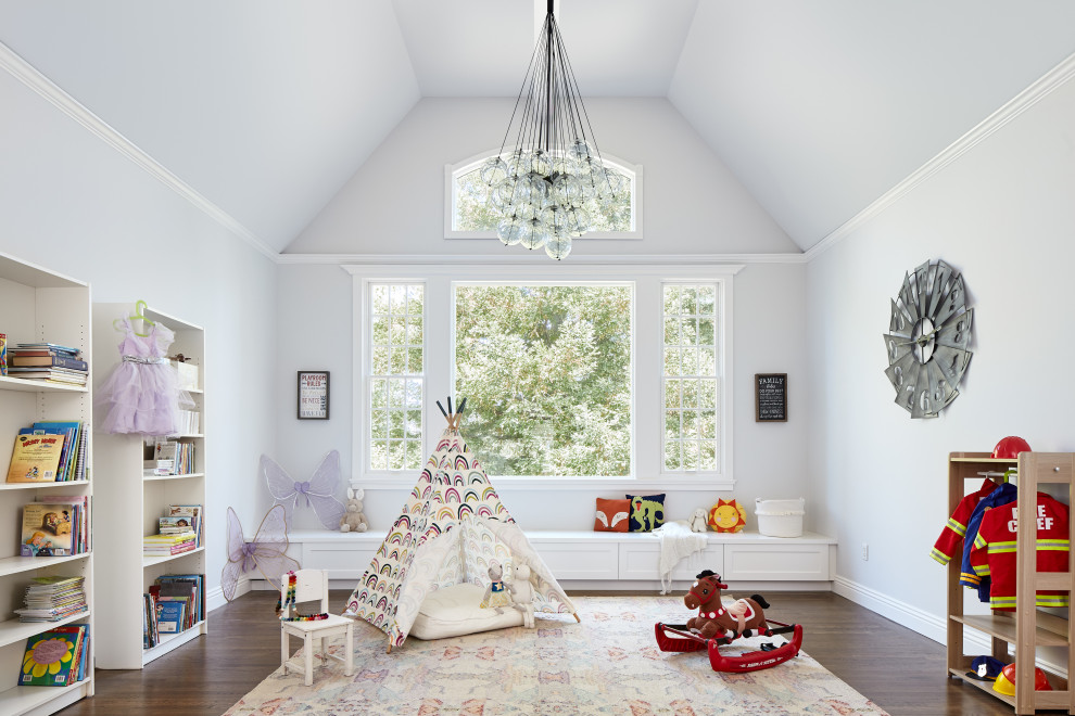 Réalisation d'une chambre d'enfant de 1 à 3 ans tradition avec un mur gris, parquet foncé, un sol marron et un plafond voûté.