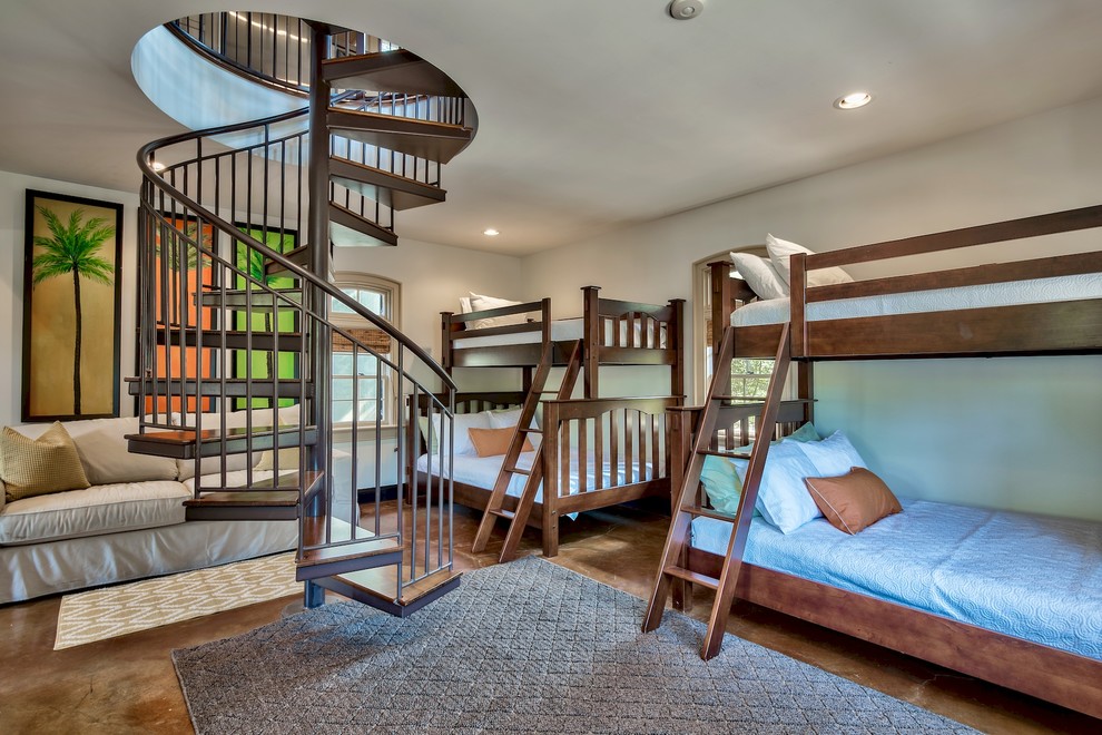 На фото: нейтральная детская в современном стиле с спальным местом, бежевыми стенами и коричневым полом для ребенка от 4 до 10 лет, двоих детей с