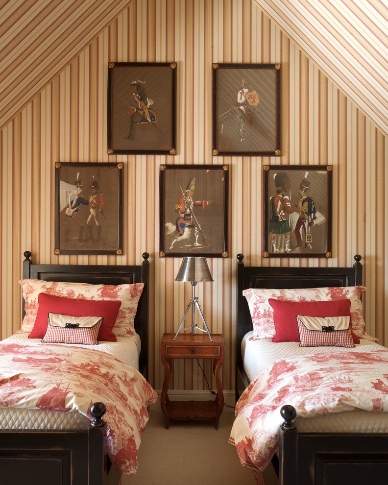 Exempel på ett medelhavsstil könsneutralt barnrum kombinerat med sovrum och för 4-10-åringar, med heltäckningsmatta, beiget golv och flerfärgade väggar