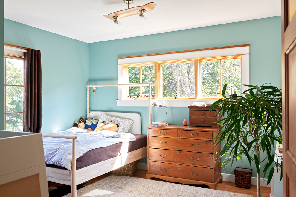 Eklektisches Jungszimmer mit Schlafplatz, blauer Wandfarbe, braunem Holzboden und braunem Boden in Nashville