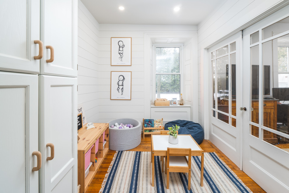 Mittelgroßes, Neutrales Landhaus Kinderzimmer mit Spielecke, weißer Wandfarbe, braunem Holzboden und braunem Boden in Sonstige