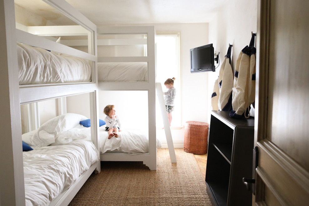 Immagine di una cameretta per bambini da 4 a 10 anni mediterranea con pareti bianche