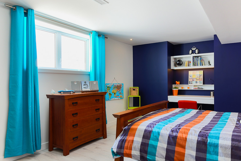 Modelo de dormitorio infantil de 4 a 10 años actual de tamaño medio con paredes azules