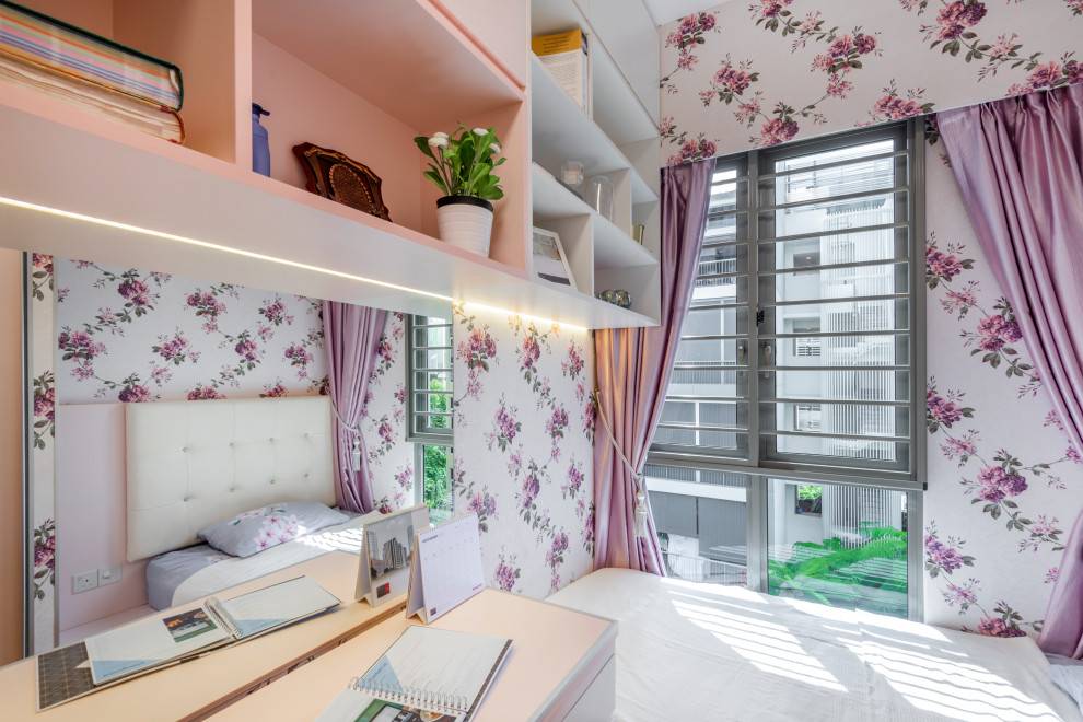 Inspiration för små moderna flickrum kombinerat med sovrum och för 4-10-åringar, med flerfärgade väggar