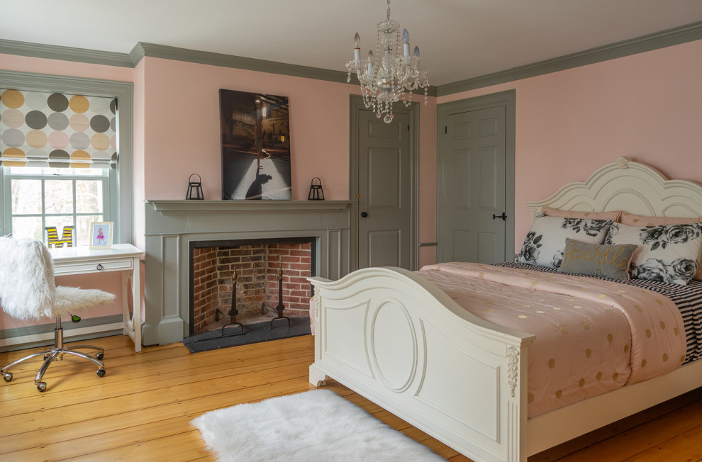 Modelo de dormitorio infantil de estilo de casa de campo extra grande con paredes rosas y suelo de madera clara