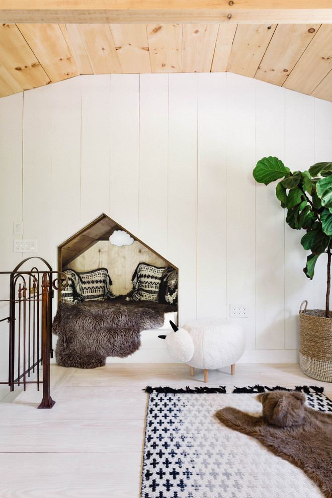 Diseño de dormitorio infantil de 1 a 3 años de estilo de casa de campo pequeño con paredes blancas, suelo de madera clara y suelo blanco