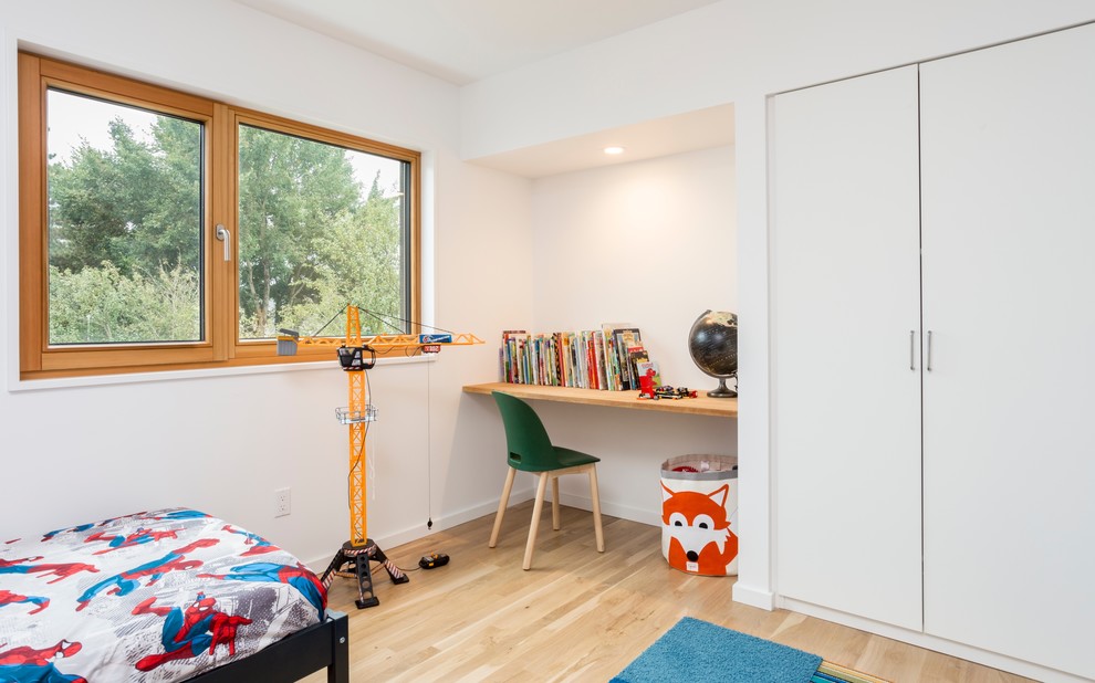 Ejemplo de dormitorio infantil de 4 a 10 años actual con paredes blancas, suelo de madera clara y suelo beige