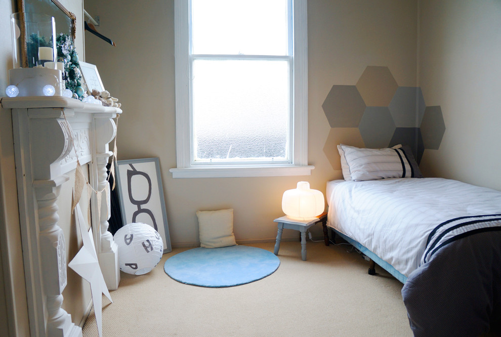 Idée de décoration pour une chambre d'enfant bohème avec un mur beige.