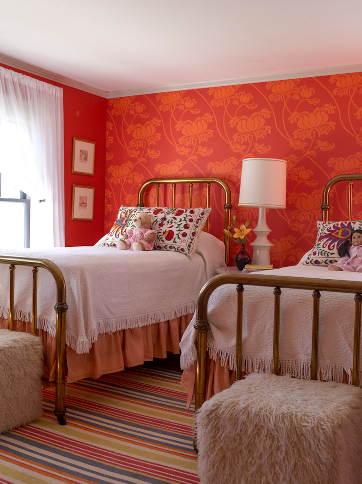 Inspiration för ett lantligt flickrum kombinerat med sovrum, med flerfärgade väggar
