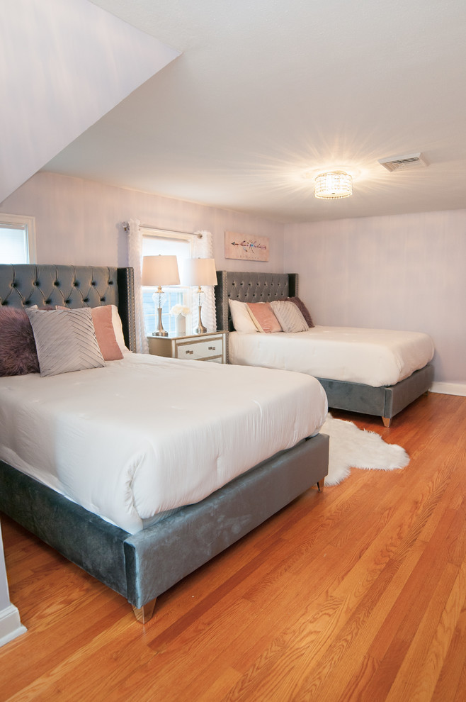 Mittelgroßes Klassisches Kinderzimmer mit Schlafplatz, grauer Wandfarbe, braunem Holzboden und braunem Boden in Bridgeport