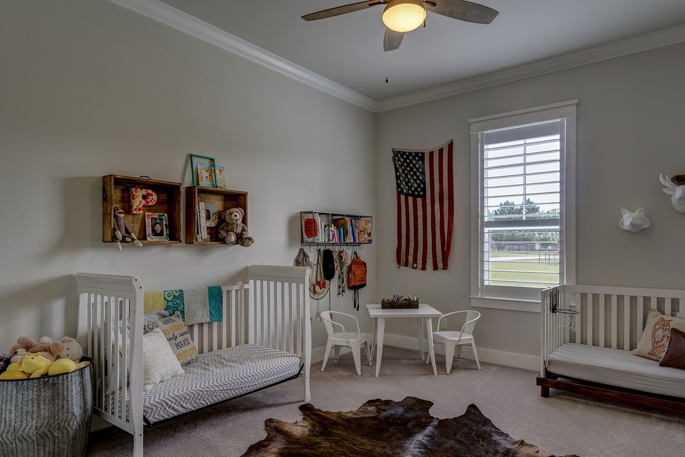 Exempel på ett mellanstort lantligt könsneutralt småbarnsrum kombinerat med sovrum, med grå väggar, heltäckningsmatta och beiget golv