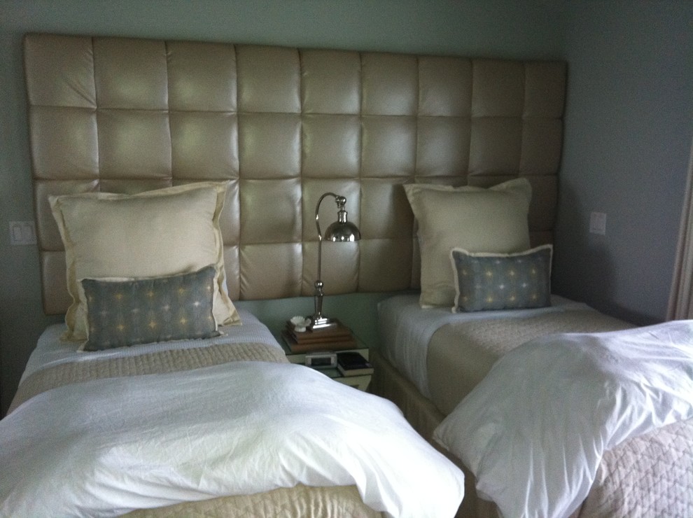 Exempel på ett mellanstort klassiskt tonårsrum kombinerat med sovrum, med grå väggar