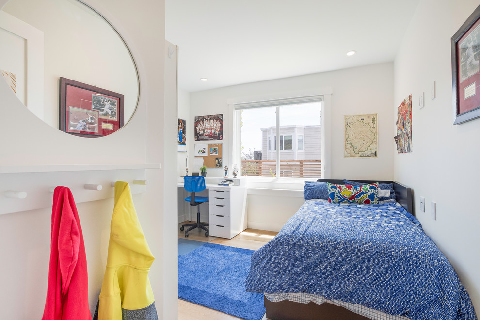 Bild på ett mellanstort funkis pojkrum kombinerat med sovrum och för 4-10-åringar, med vita väggar, mellanmörkt trägolv och brunt golv