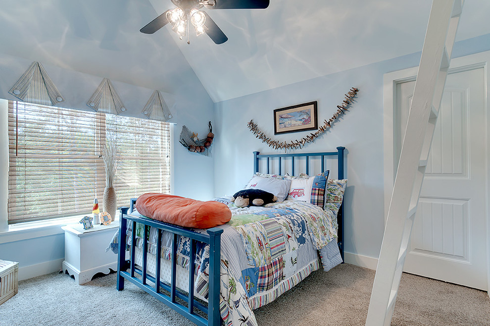 Foto de dormitorio infantil de 4 a 10 años clásico renovado grande con paredes azules, moqueta y suelo marrón
