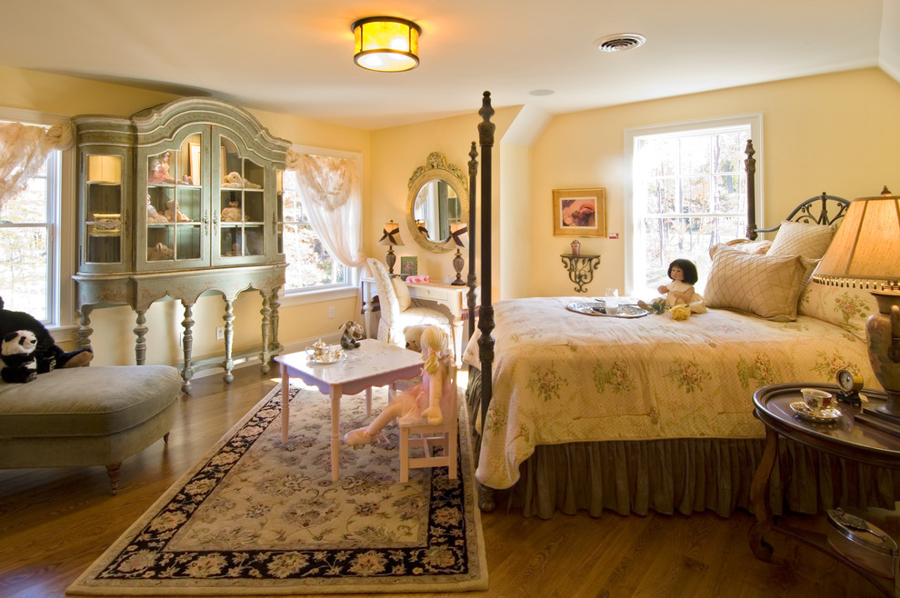 Klassisches Mädchenzimmer mit Schlafplatz, gelber Wandfarbe und braunem Holzboden in New York