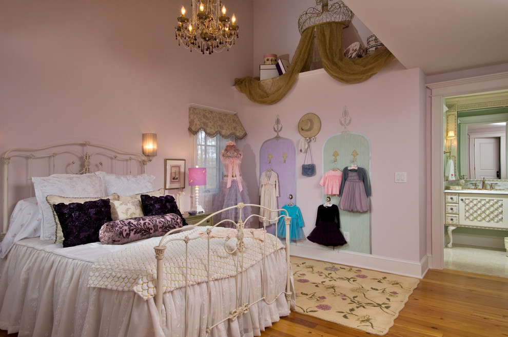 На фото: детская в классическом стиле с спальным местом, розовыми стенами и паркетным полом среднего тона для ребенка от 4 до 10 лет, девочки с