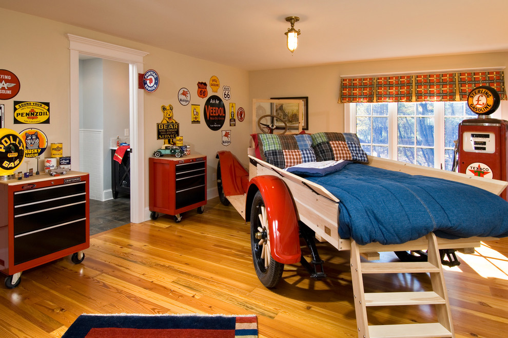 Imagen de dormitorio infantil clásico con paredes beige y suelo de madera en tonos medios