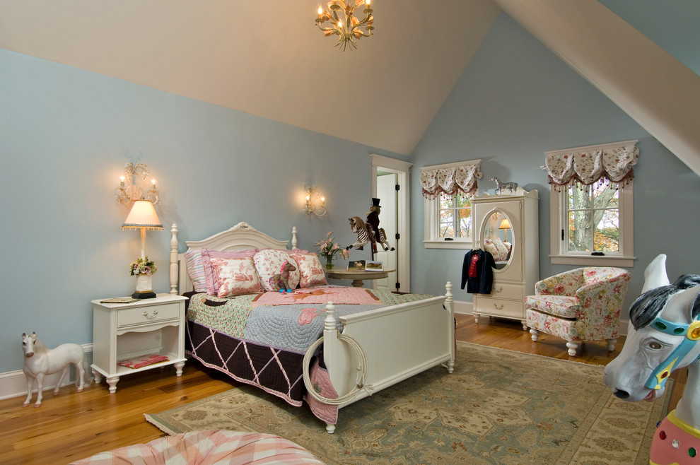 Bild på ett vintage flickrum kombinerat med sovrum, med blå väggar och mellanmörkt trägolv