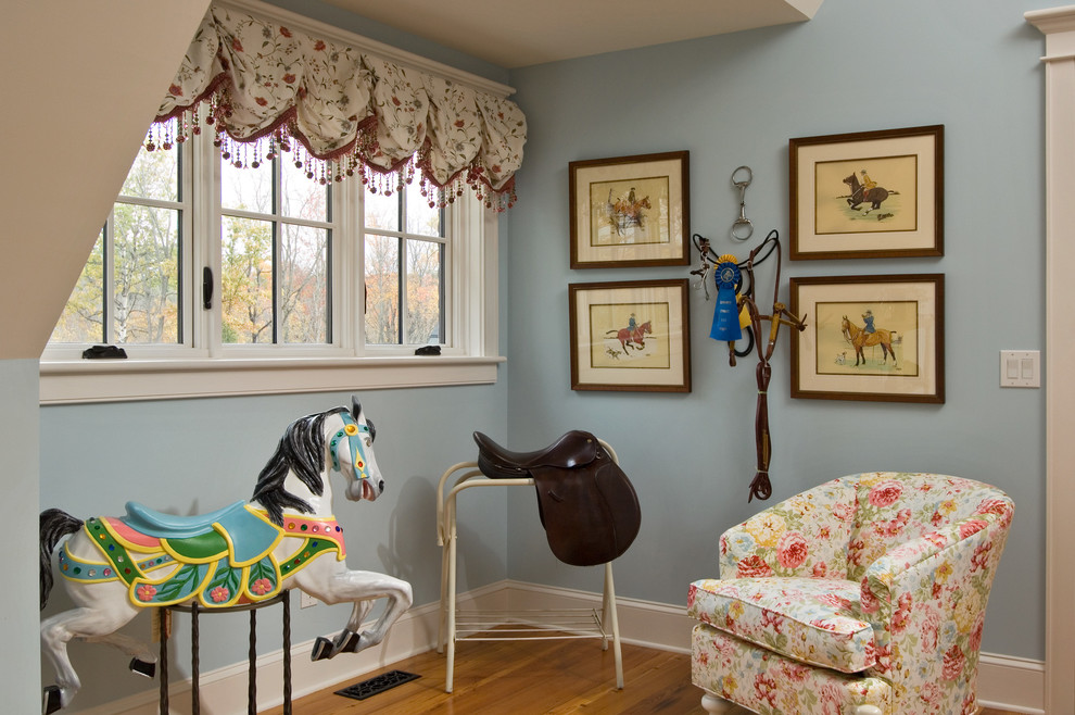 Idee per una cameretta per bambini tradizionale con pareti blu e pavimento in legno massello medio