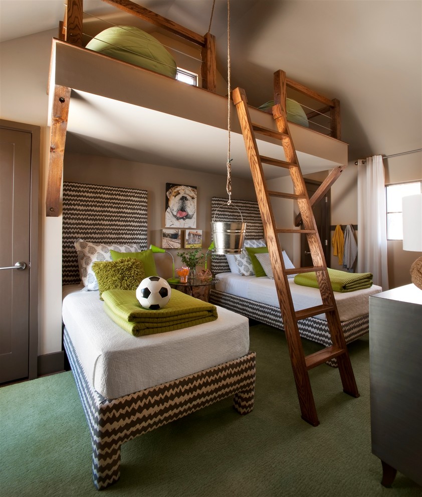 Modelo de dormitorio infantil de 4 a 10 años, tradicional renovado, de tamaño medio, con paredes beige, moqueta y suelo verde