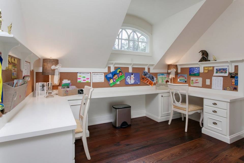Idéer för att renovera ett vintage könsneutralt barnrum kombinerat med skrivbord, med vita väggar