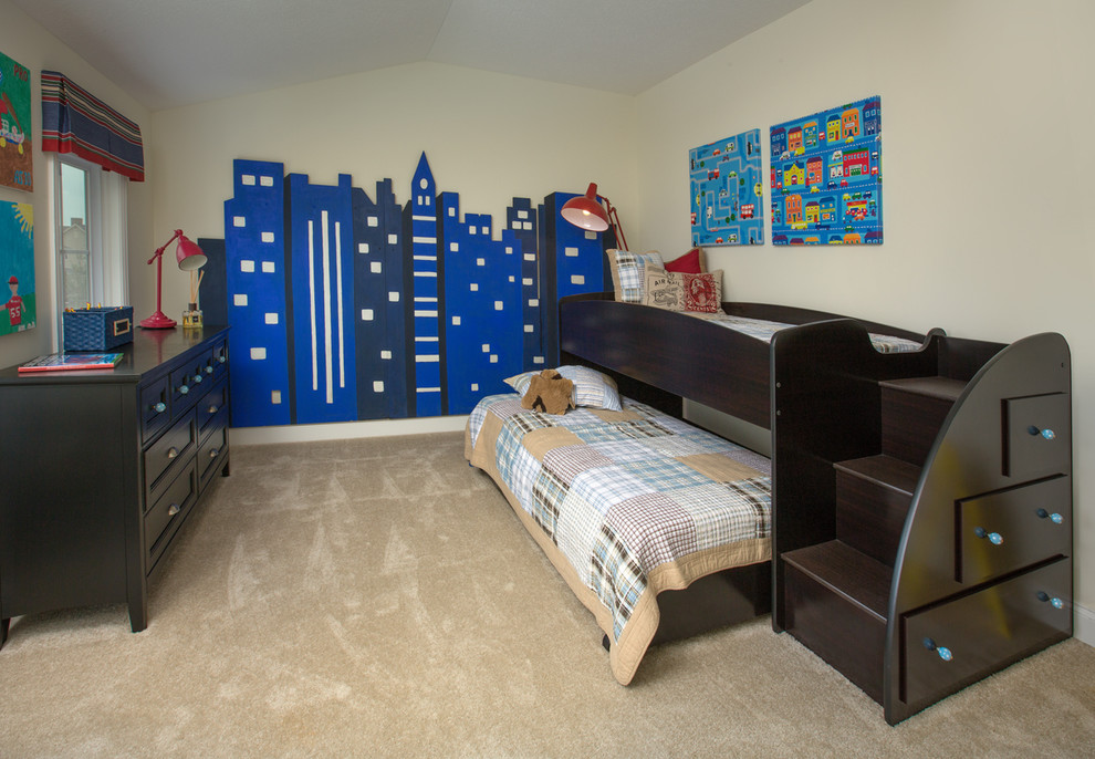 Стильный дизайн: детская среднего размера в классическом стиле с спальным местом, бежевыми стенами и ковровым покрытием для ребенка от 4 до 10 лет, мальчика - последний тренд