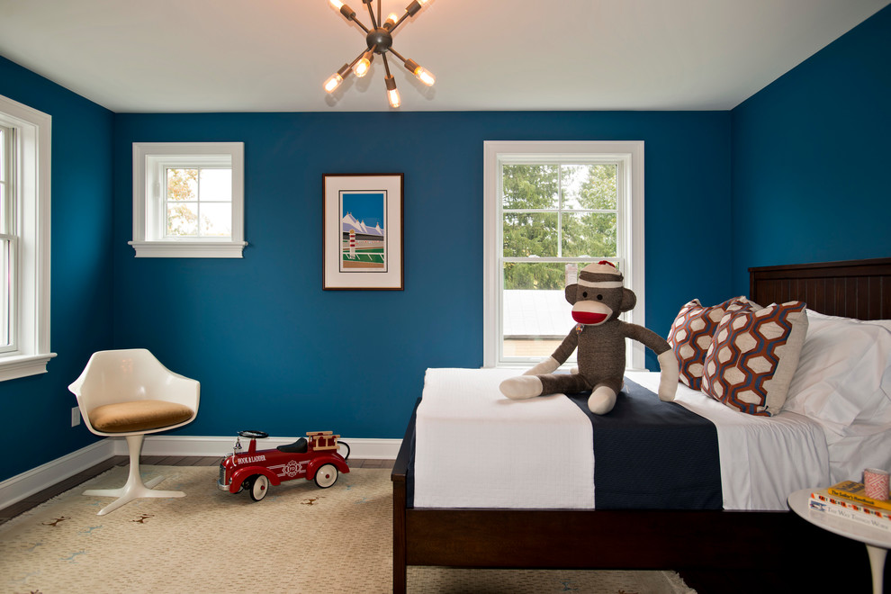 Aménagement d'une chambre d'enfant de 1 à 3 ans classique avec un mur bleu.