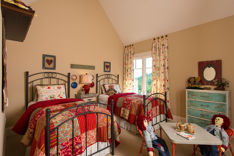 Imagen de dormitorio infantil tradicional con paredes beige
