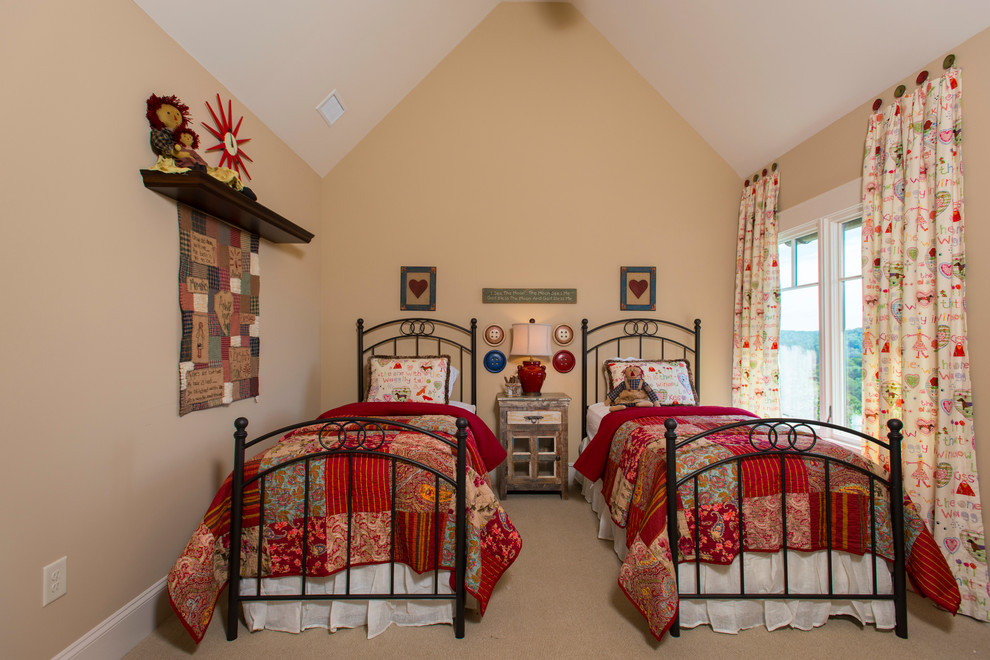 Idéer för vintage flickrum kombinerat med sovrum och för 4-10-åringar, med beige väggar och heltäckningsmatta