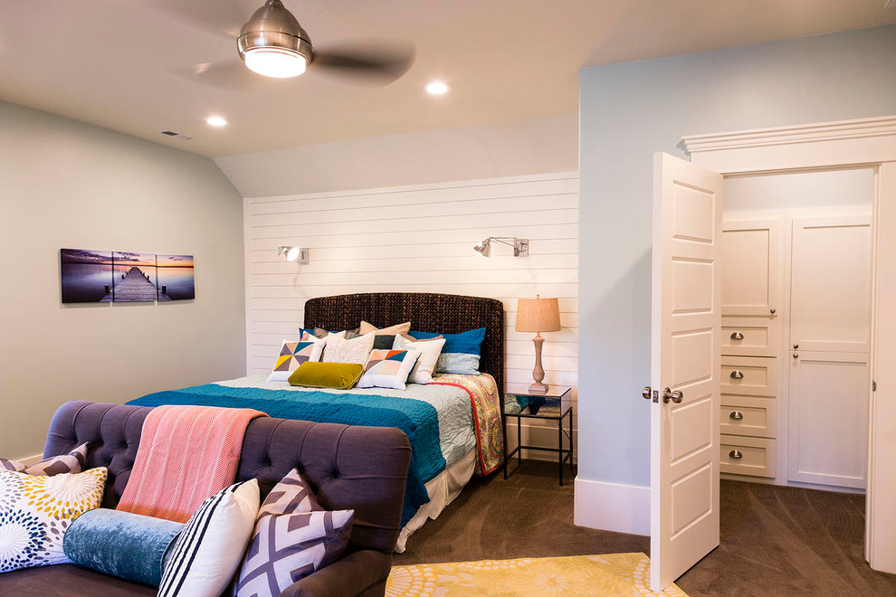 Стильный дизайн: огромная нейтральная детская в стиле кантри с спальным местом, синими стенами и ковровым покрытием для подростка - последний тренд