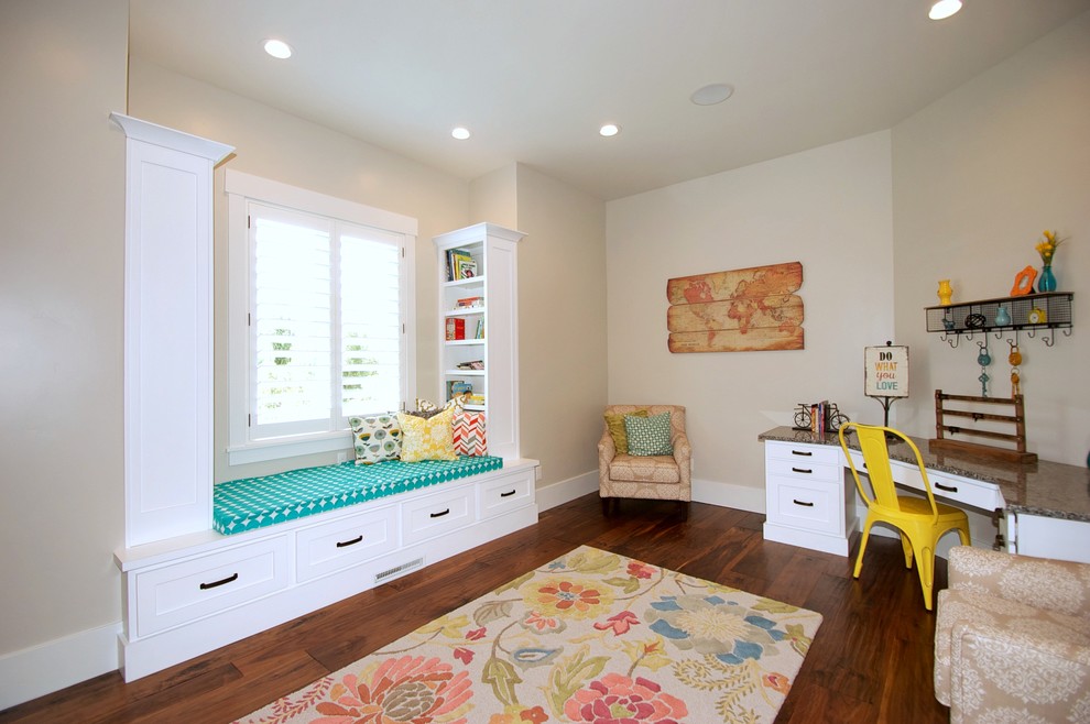 Immagine di una cameretta per bambini american style di medie dimensioni con pareti beige e pavimento in legno massello medio