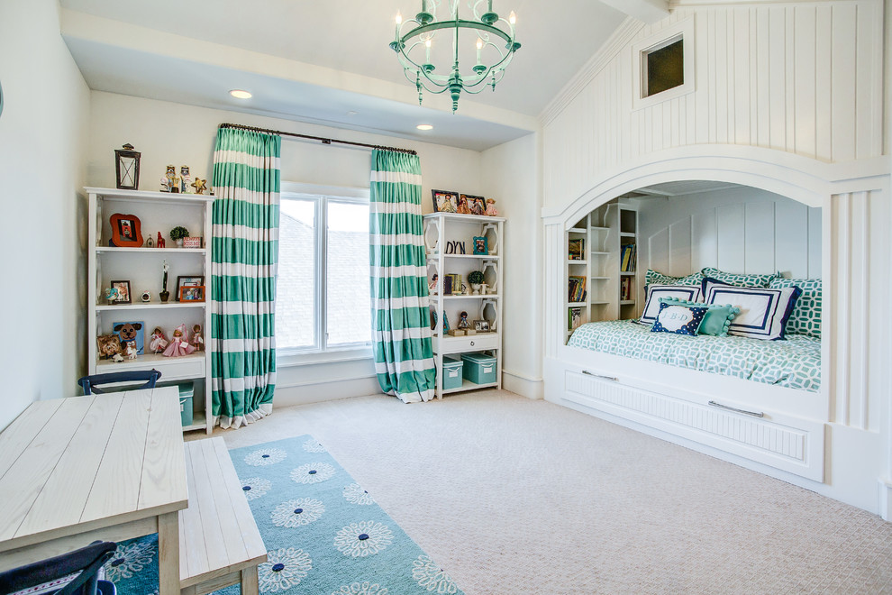 Idee per una cameretta per bambini da 4 a 10 anni tradizionale di medie dimensioni con pareti bianche, moquette e pavimento beige