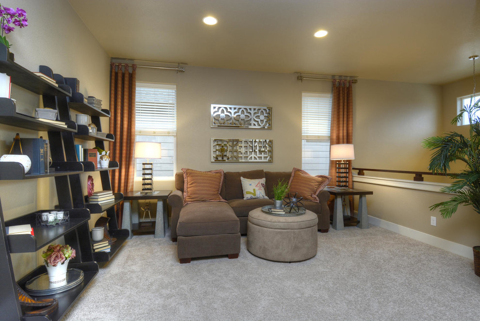 Cette image montre une chambre neutre design avec un bureau, un mur beige et moquette.