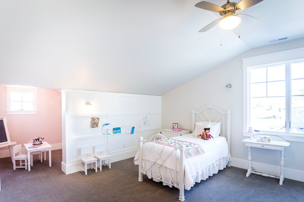 Foto på ett mellanstort amerikanskt barnrum kombinerat med sovrum, med vita väggar och heltäckningsmatta