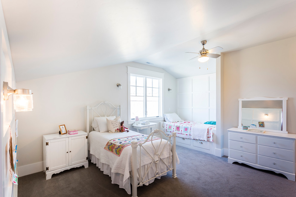 Idéer för att renovera ett mellanstort vintage barnrum kombinerat med sovrum, med vita väggar och heltäckningsmatta