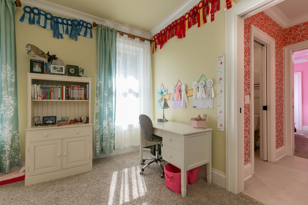 Imagen de dormitorio infantil tradicional con paredes amarillas y moqueta