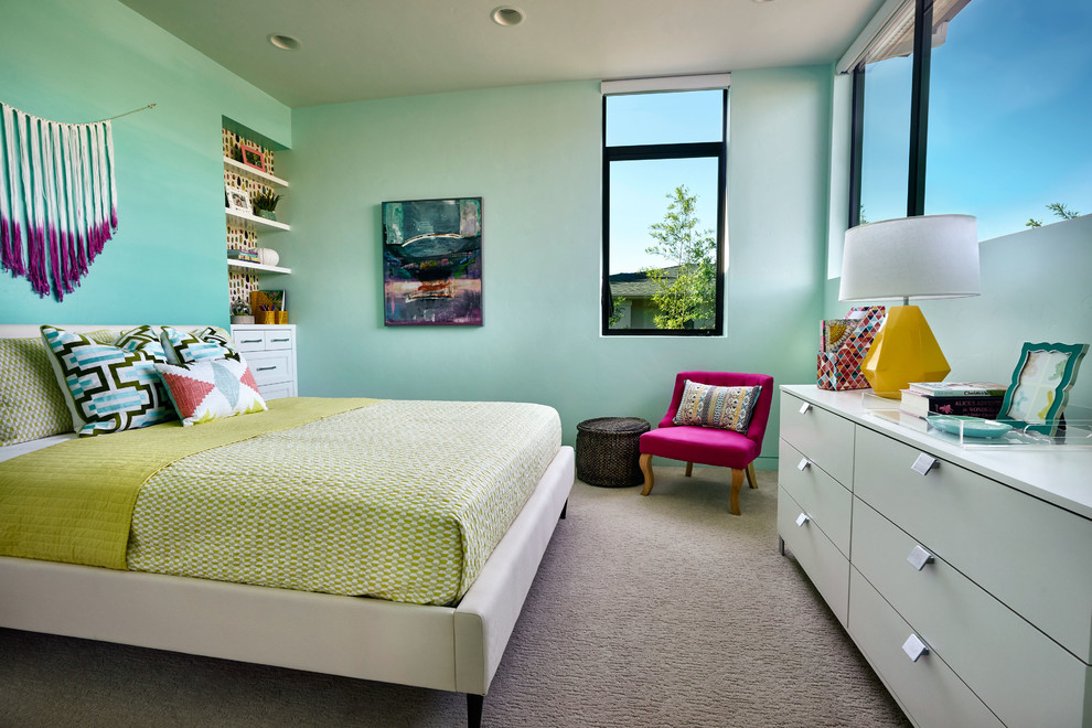 Großes Eklektisches Kinderzimmer mit Schlafplatz, Teppichboden und blauer Wandfarbe in Portland