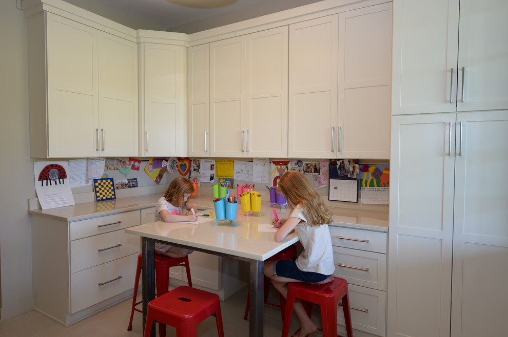 Exempel på ett mellanstort klassiskt könsneutralt barnrum kombinerat med skrivbord, med vita väggar